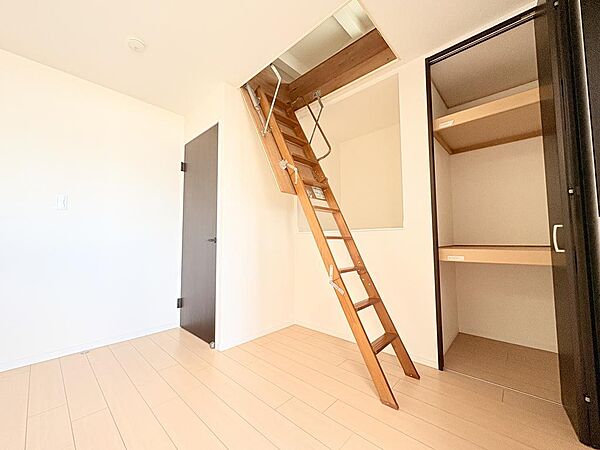 ●3階　約6.5帖（北側）：屋根裏収納付き