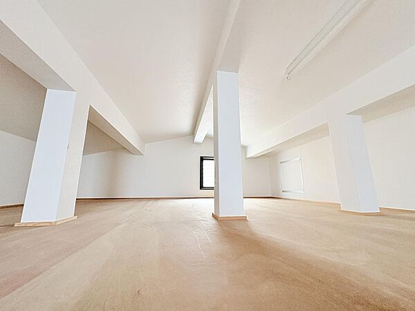 ●屋根裏収納（窓付き）