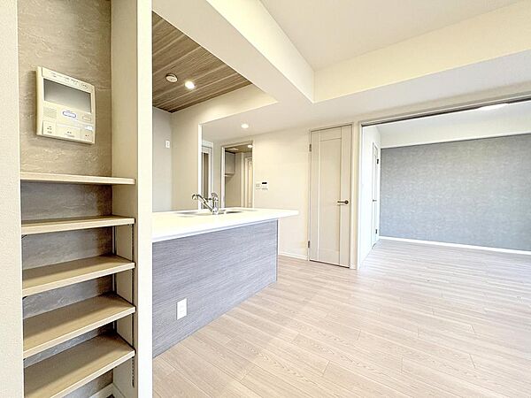 ●小物やアートで空間にアクセントを演出できるニッチ収納