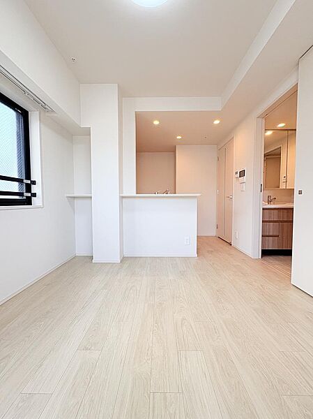 ●LDK約13.6帖、角部屋につき窓が多く、陽当良好！