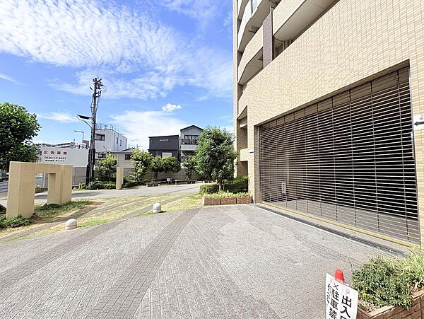 ●駐車場入口は防犯性の高い「シャッター付き」