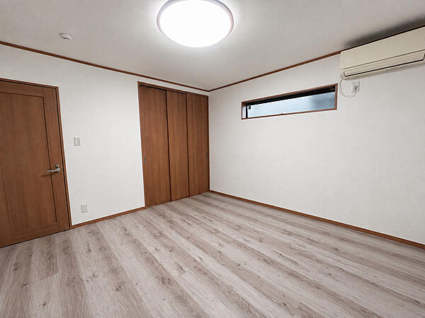 ●1階　洋室（約8帖）※AIを使った家具消し加工写真です。
