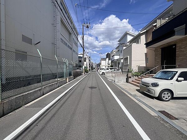 幅員約5mの前面道路の様子です。