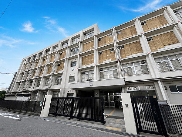 大阪市立梅香中学校：徒歩7分