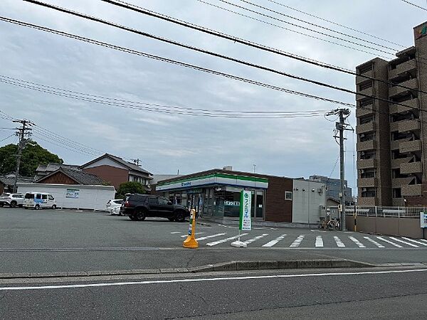 周辺：コンビニ「ファミリーマート津岩田店まで620m」