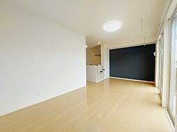 アゼリア岸岡 1階1LDKのリビング/ダイニング