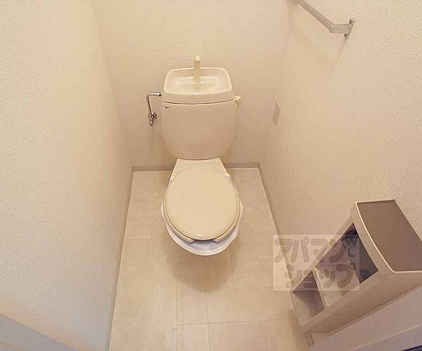 画像10:トイレに収納スペースがあります。