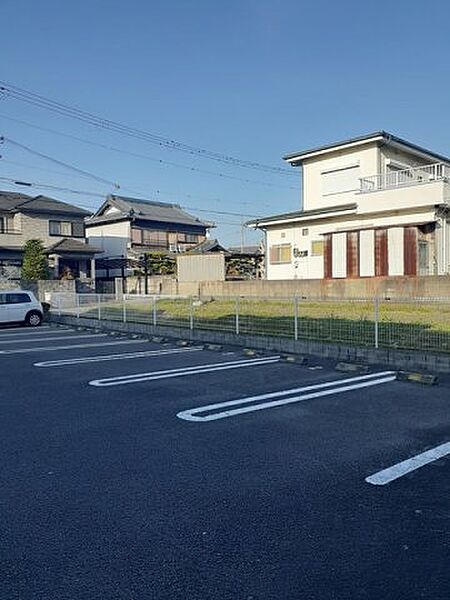 画像13:車をお持ちの方に嬉しい駐車場付きの物件です