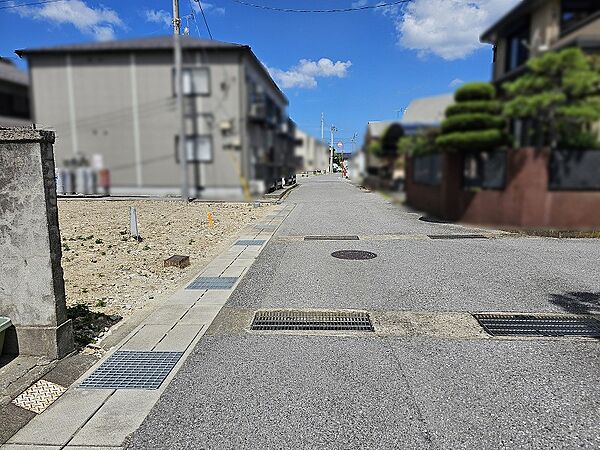前面道路を含む外観
