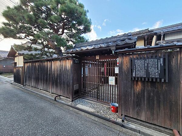 旧彦根藩足軽組屋敷・辻番所まで約167m