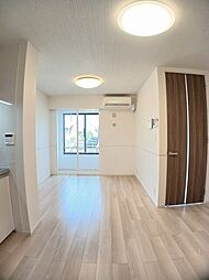 リコリス・アズ 1階1LDKのリビング/ダイニング