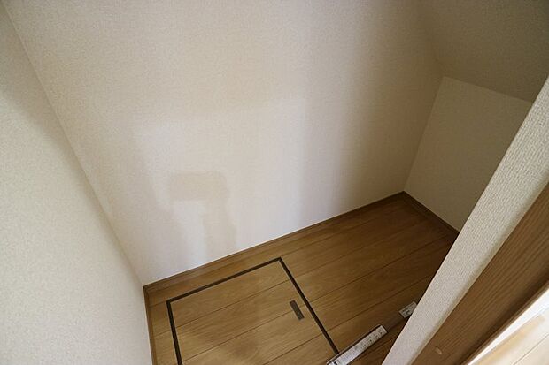 階段下収納です。普段使わない物の収納に便利です。