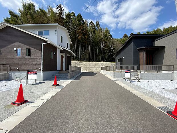 新規分譲地内で新しい街並みが広がります