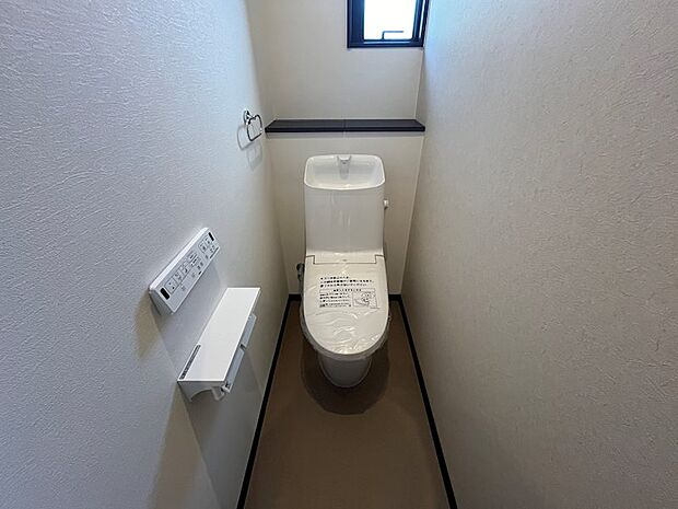 温水洗浄便座のついた機能的な2Fトイレ
