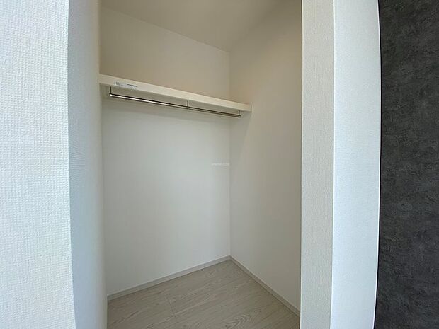 2F主寝室WIC。収納に便利なハンガーパイプと棚がついています