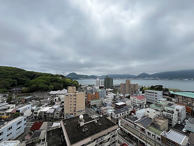 バルコニーからは関門海峡を見渡せ、夏には花火も見られます