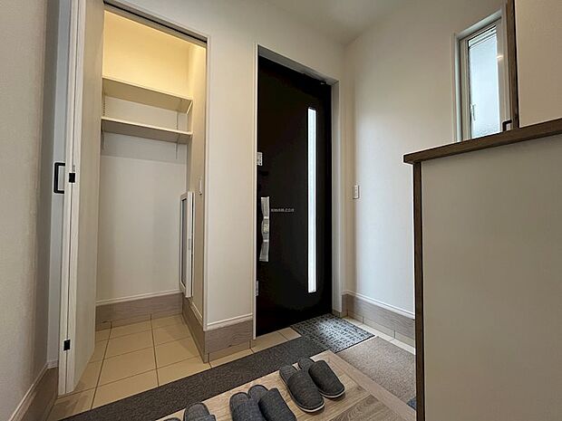 SICとシューズボックスを備えた収納力のある玄関