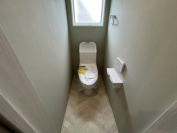 ヘリンボーン柄の床がおしゃれな1Fトイレ