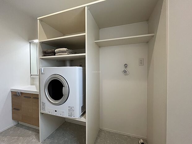 洗濯物の早く乾く乾太くんつき。造作の棚もあるので見た目も綺麗です