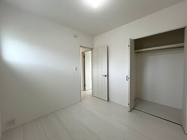 2F洋室4.5帖。2階の各部屋に収納がついています