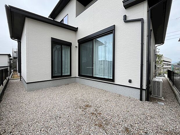 建物裏のお庭は砂利敷で防犯にもなります