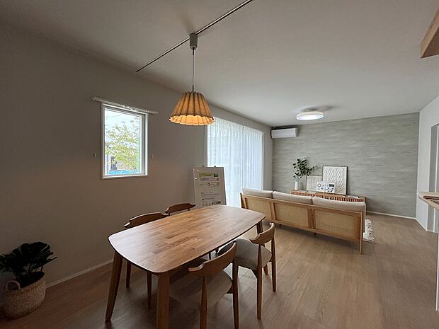 ナチュラルカラーの18帖LDK※画像内の家具・照明等は付属しません