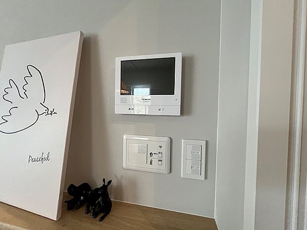 リビングからも非対面で来客の確認ができるTVモニターつきインターホン