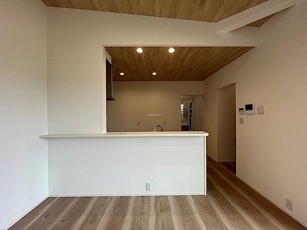 リビングの様子を見ながら家事のできるカウンターキッチン