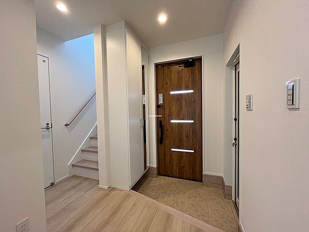 玄関横のドアからガレージにも直接出入りできるので雨の日も濡れずに安心