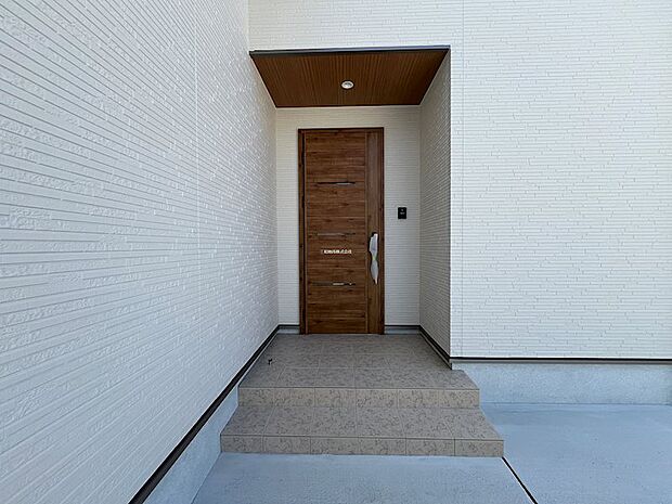 木目のおしゃれなダブルロックの玄関ドア