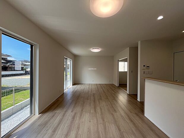 大きな窓から明るい日差しの降り注ぐ20帖LDK