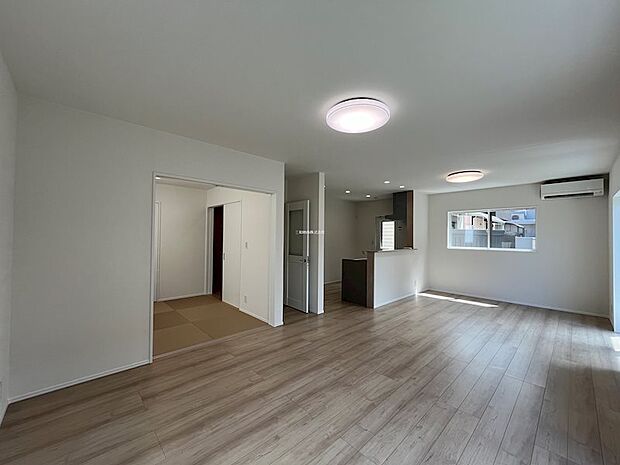 広々20帖のLDK。横には4.5帖の和室があるのでさらに広く使えます