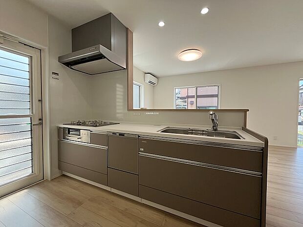 食洗機とビルトインの3口ガスコンロを備えた機能的なキッチン