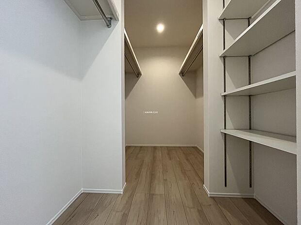 棚やハンガーパイプを備えた整理しやすいWIC