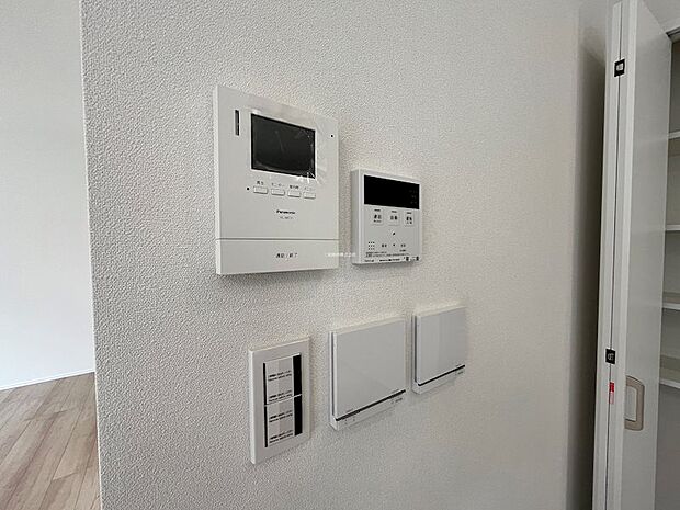 非対面で来客の対応が出来るTVモニターつきインターホンと床暖房付き