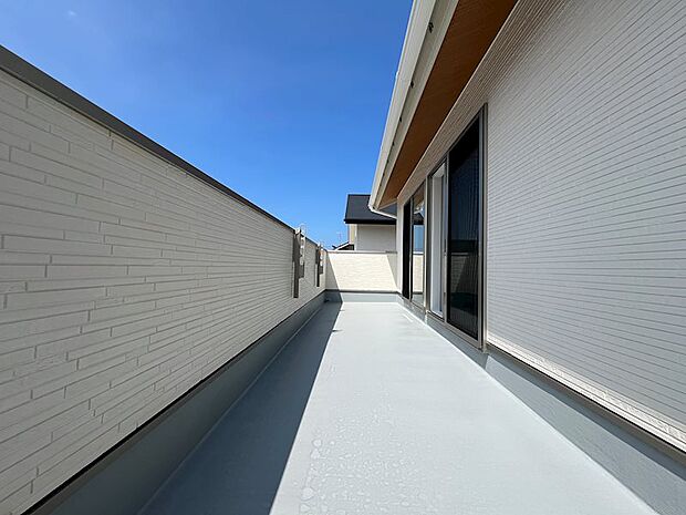 奥行もあり広々としたワイドバルコニー