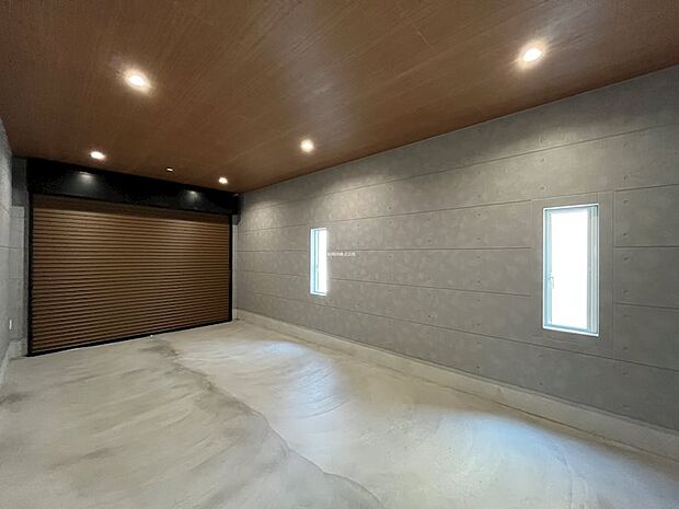 木目の天井とダウンライトが高級感のあるインナーガレージ内