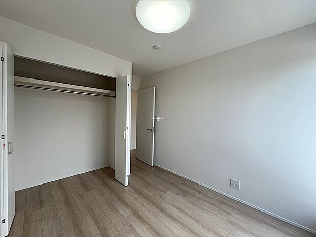 2F洋室B。明るい雰囲気の白を基調とした内装です