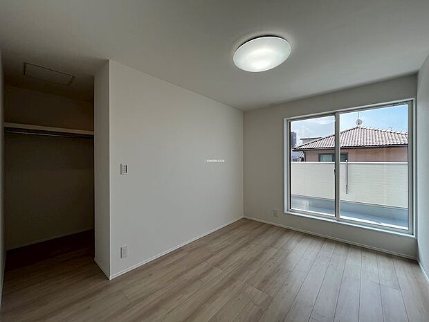 バルコニーに面した明るい2F寝室