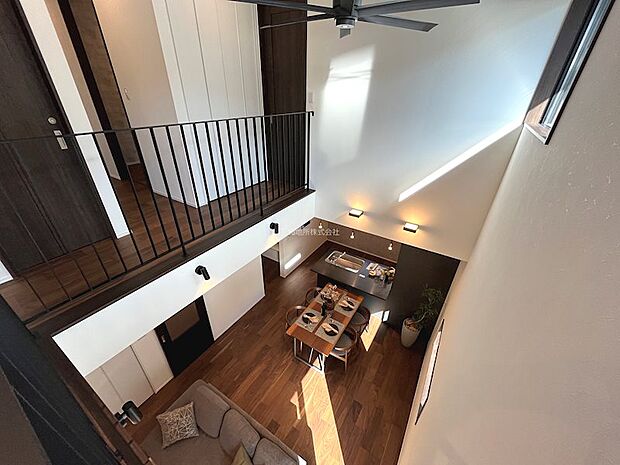 吹き抜けにより2階とのコミュニケーションが取れます。