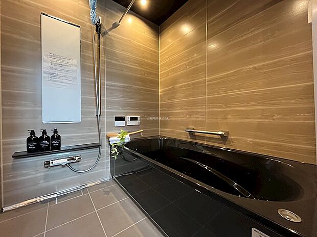 黒い浴槽がラグジュアリーな雰囲気です。