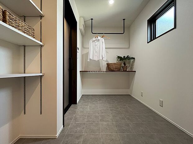 広々とした脱衣室。収納もたっぷり。カウンター付きでアイロンがけも出来ますよ。