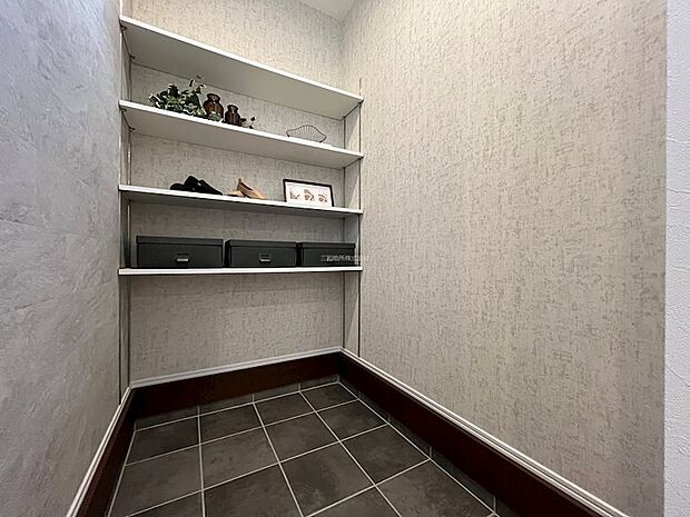 玄関ホール収納。靴はもちろん様々なものが収納可能です。