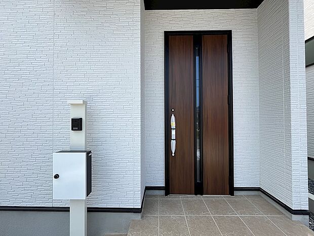 ダブルロックのシックな玄関ドア