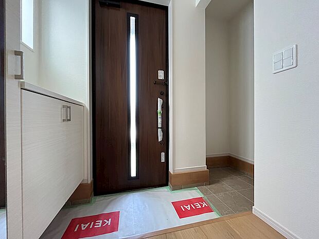 SICとシューズボックスのある収納豊富なキッチン