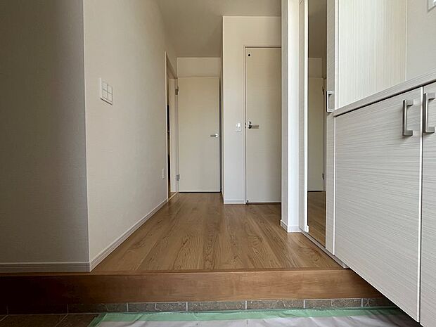 玄関ホールも広々