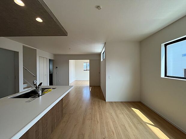 奥の4.5帖洋室と繋がるので奥行が出て広く見える17帖LDK