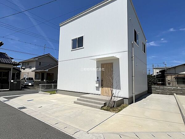 住まいの前に確保された駐車スペース。お車での外出もスムーズで荷物の積み下ろしも楽々です。
