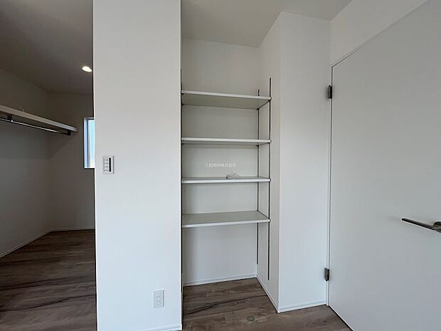 洋室8帖内の造作の棚