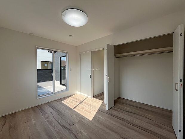 バルコニーに面した明るい2F洋室6.1帖